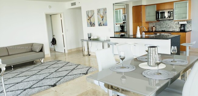 Foto del edificio - 6365 Collins Ave