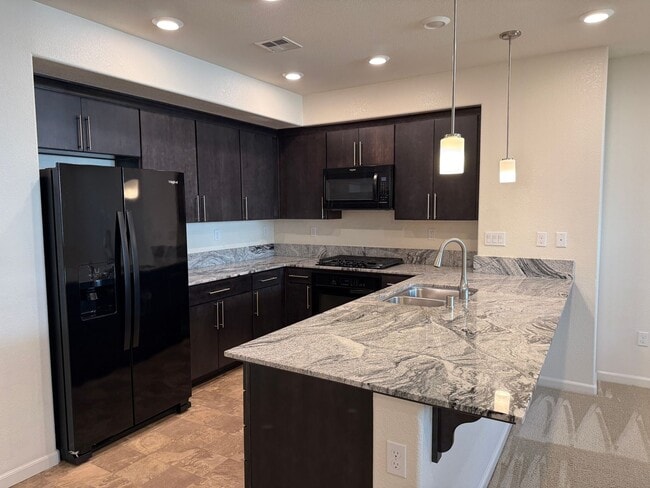 Building Photo - Executive Milpitas Townhome