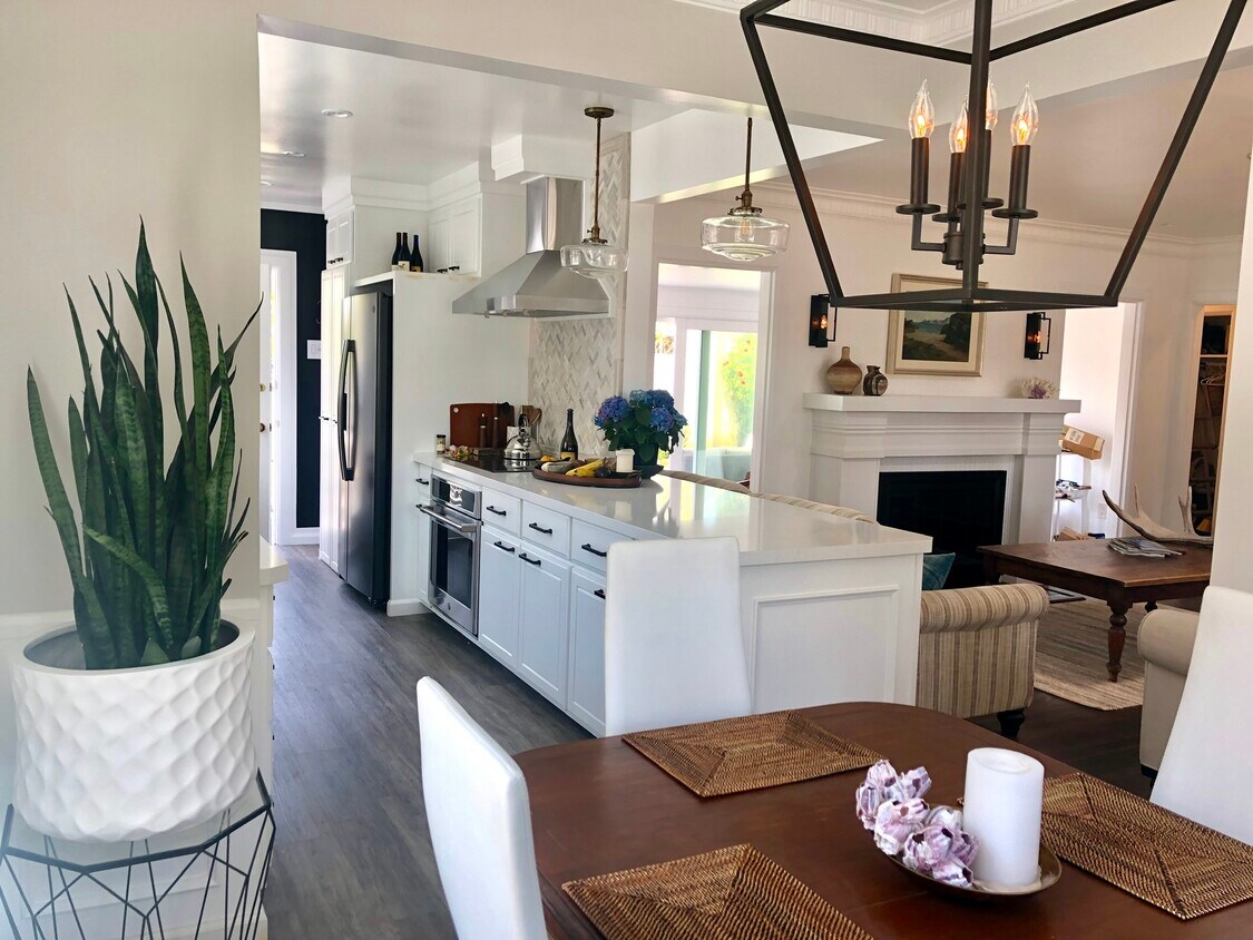 La cocina se abre a la sala de estar. - 1741 Oak St