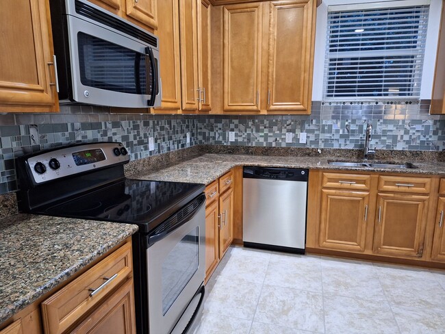 Building Photo - 1017 Priory Cir