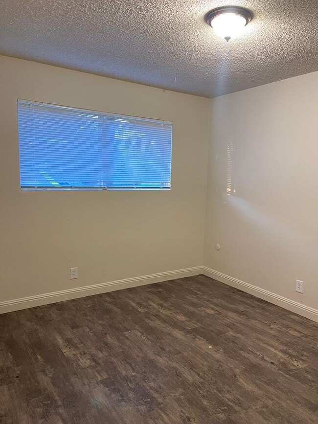 Building Photo - UPSTAIRS 1 BED 1 BATH UNIT & PET FRIENDLY
