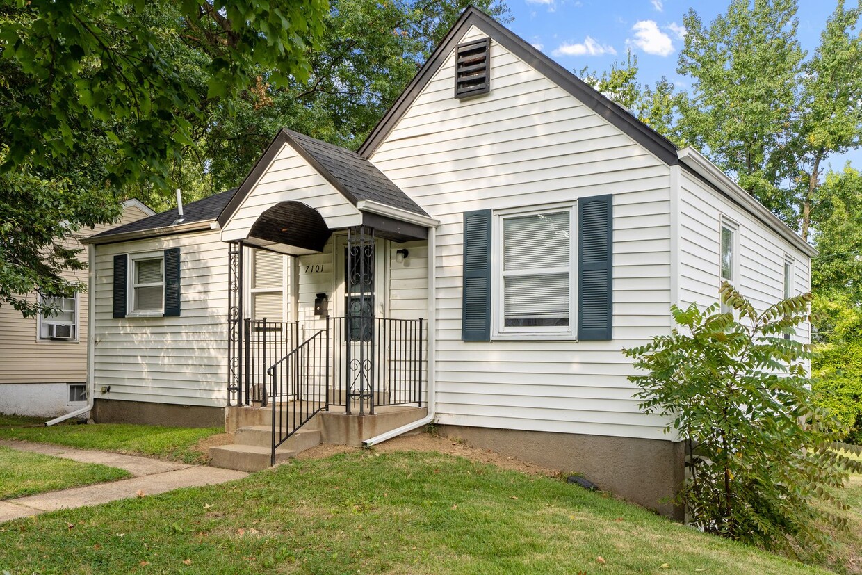 Primary Photo - Charming Single Family Home With Move in S...