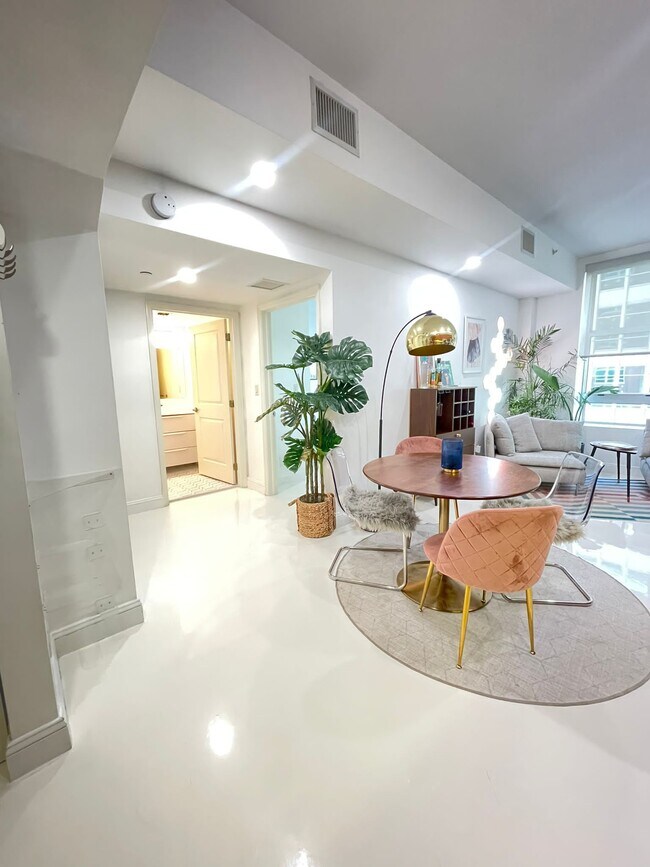 Foto del edificio - 111 E Flagler St