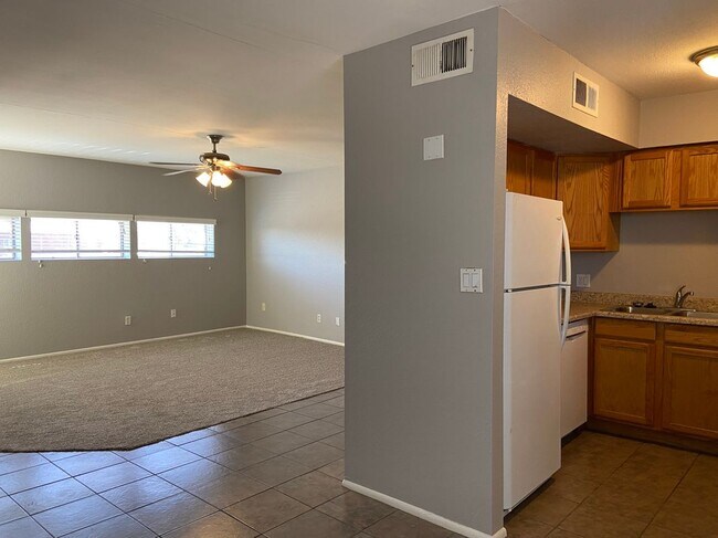 Foto del edificio - 2693 E Oakleaf Dr