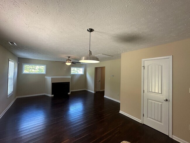 Foto del edificio - Beautiful 3 Bed 2.5 Bath Home with Spacious Fenced Yard