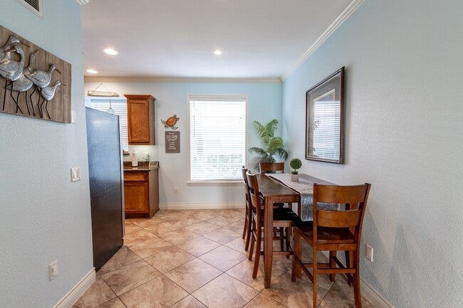 Building Photo - 7000 Seawall Blvd