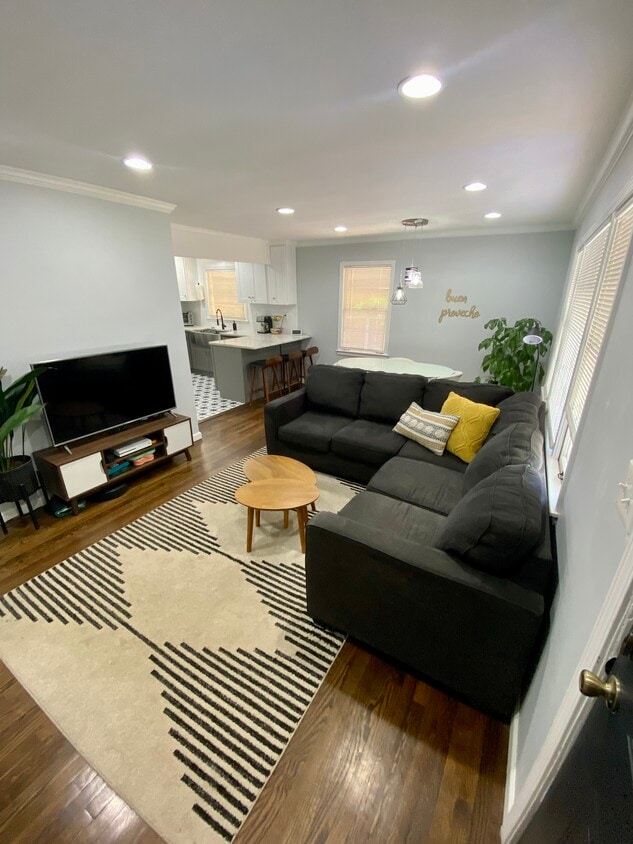 Front door enters to an open floorplan - 3172 Sandusky Dr