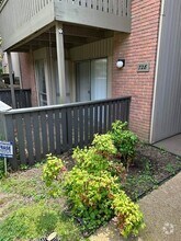 Building Photo - 728 Hedgegrove Dr