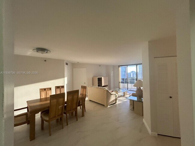 Foto del edificio - 3400 NE 192nd St