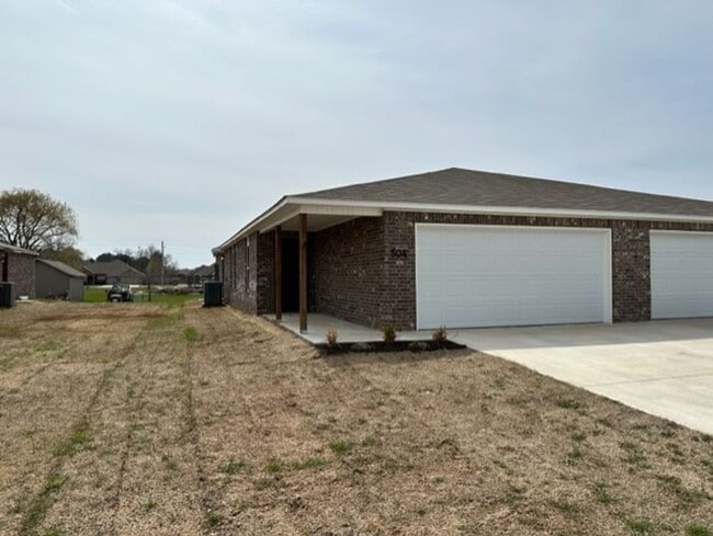 Building Photo - Available Now! 3-Bed, 2-Bath Duplex with Full-Service Lawn Care in Lawlis Ranch