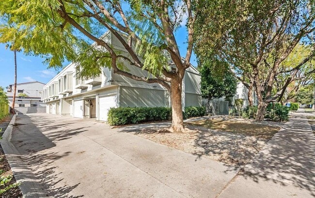 Building Photo - 137 N Oak Knoll Ave