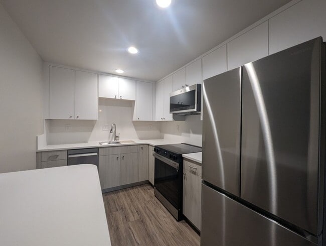 Building Photo - 549 Elm Way