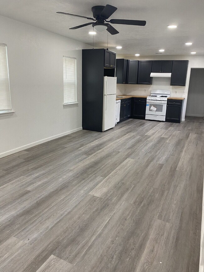 Building Photo - "Charming 3-Bed Oasis with 2 Full Baths in...