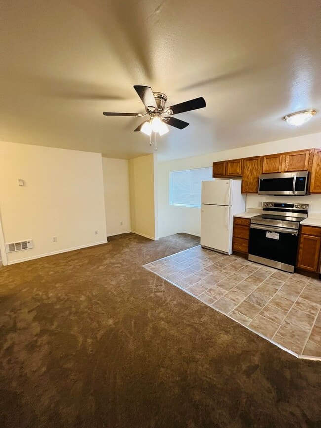 Building Photo - 915 Defoe St