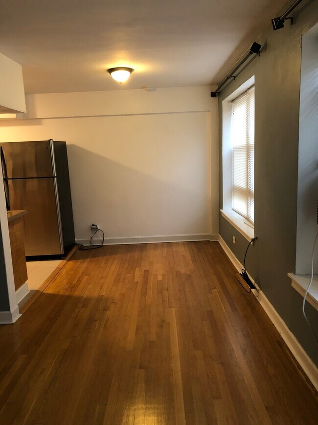 Great space for a dinning/kitchen table. - 5335 N California Ave
