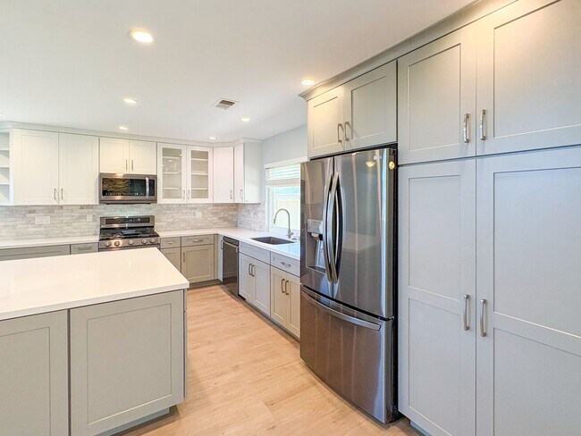 Building Photo - Beautifully updated 4-bed, 3-bath, two-sto...