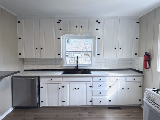 Building Photo - 1220 Garden Dr