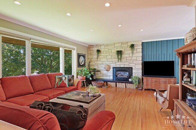 Building Photo - Beautiful Sunshine Hills 4 bed house on a ¼ acre treed property