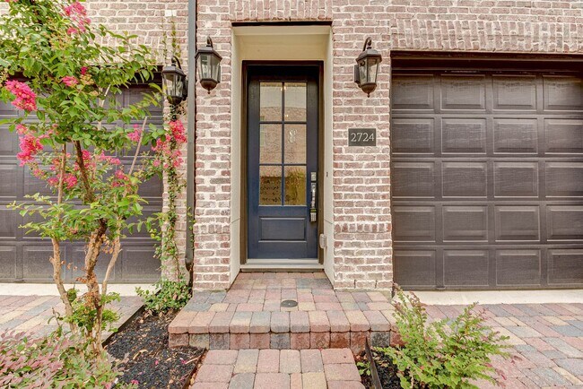Foto del edificio - Luxury home located in Cottage Grove gated...