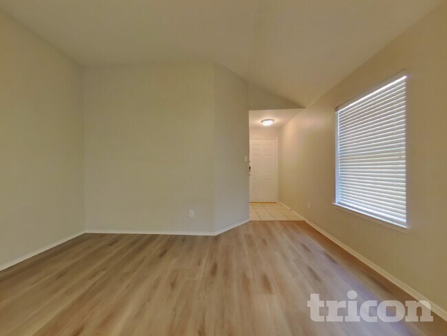 Foto del edificio - 3044 Spotted Owl Dr