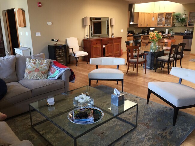 Living/dinning area - 5993 Centre Ave