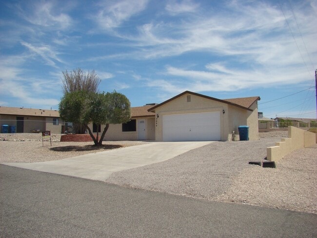 Foto del edificio - 3444 Bluegrass Dr