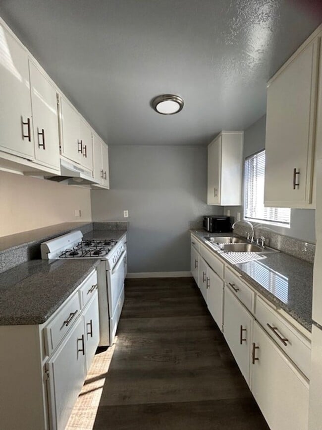 Building Photo - Spacious + Bright Upstairs 1 Bed + 1 Bath