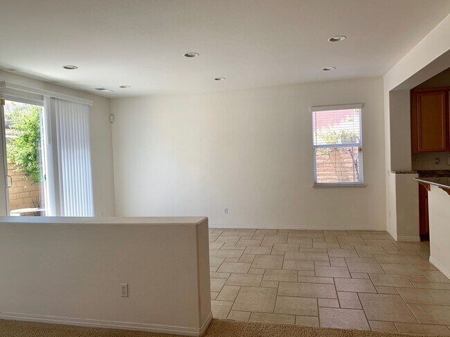 Building Photo - Gorgeous, 4 BD+Bonus Loft, 3 BA and 3 car ...