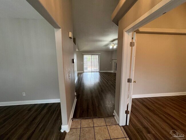 Foto del edificio - 7230 Annandale Dr