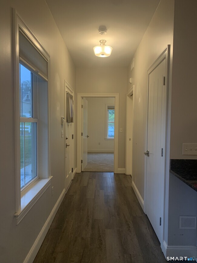 Building Photo - 502 Edgewater Cir