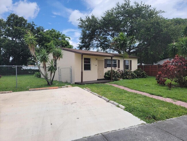Foto del edificio - 2971 NW 160th St