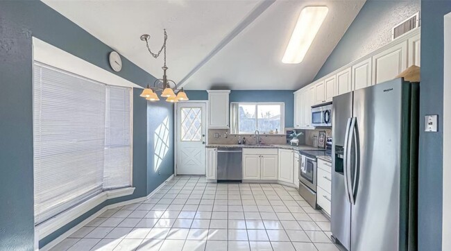 Great eat-in kitchen area - 10019 Spotted Horse Dr