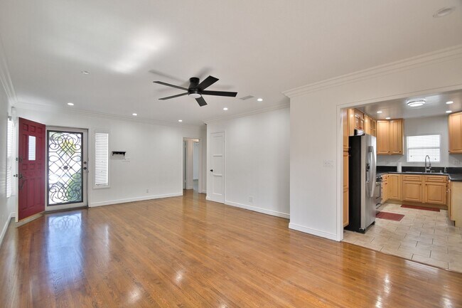 Foto del edificio - Spacious 4 Bedroom Home with A/C