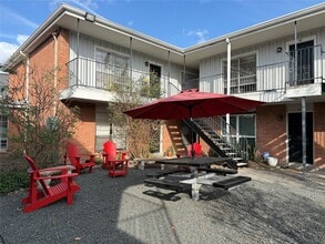 Building Photo - 425 E 9th St