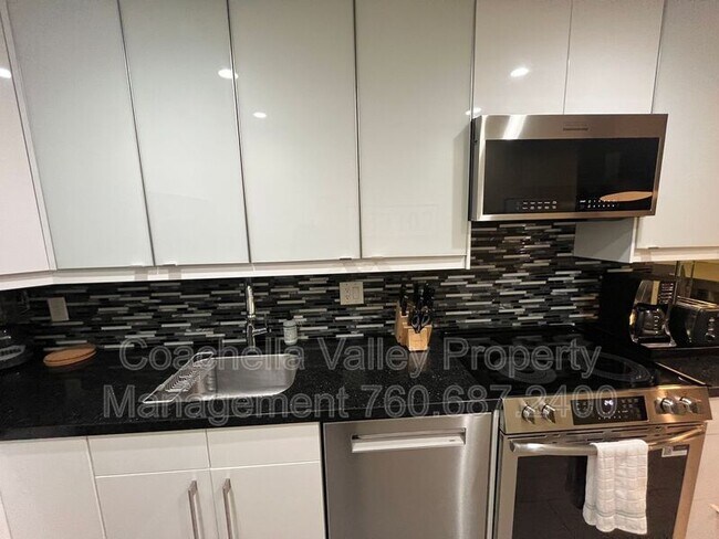 Building Photo - 2821 Los Felices Cir
