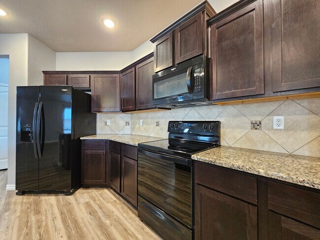 Foto del edificio - NEW IN MANAGEMENT - AVAILABLE NOW!