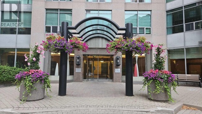 Building Photo - 942 Yonge St