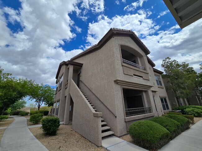 Foto del edificio - A Charming 3 Bedroom upstairs unit in NW L...