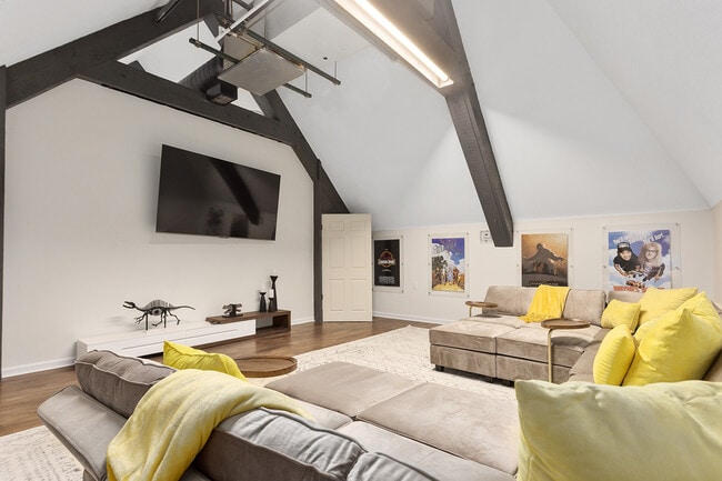 Immersive Entertainment Room - Kings Cove Apartments