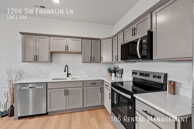 Building Photo - 1206 SW Franklin Dr