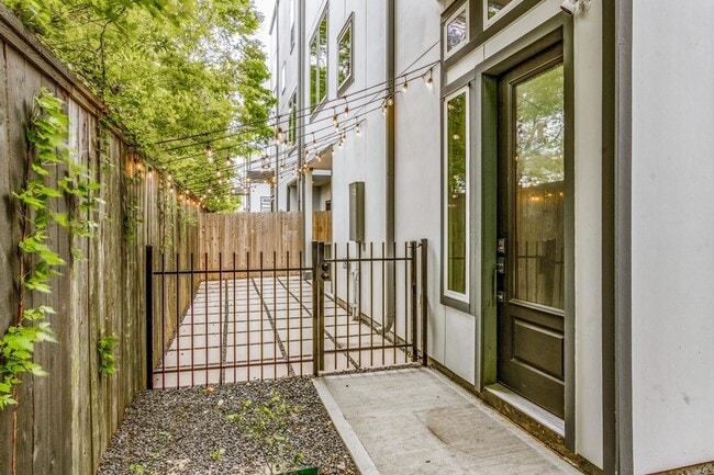 Foto del edificio - 8409 Hempstead Rd