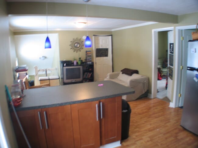 Building Photo - 737 Village St