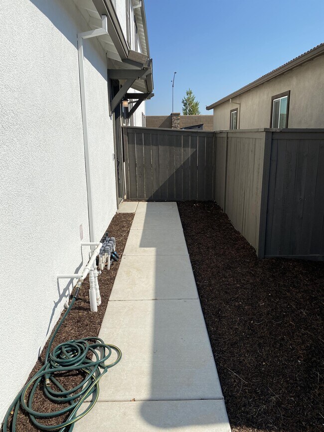 Building Photo - 4043 Stanwick Ave