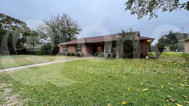 Building Photo - 1724 Westlake Dr