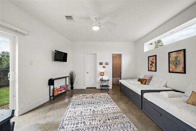 Building Photo - 3002 Hawkins St