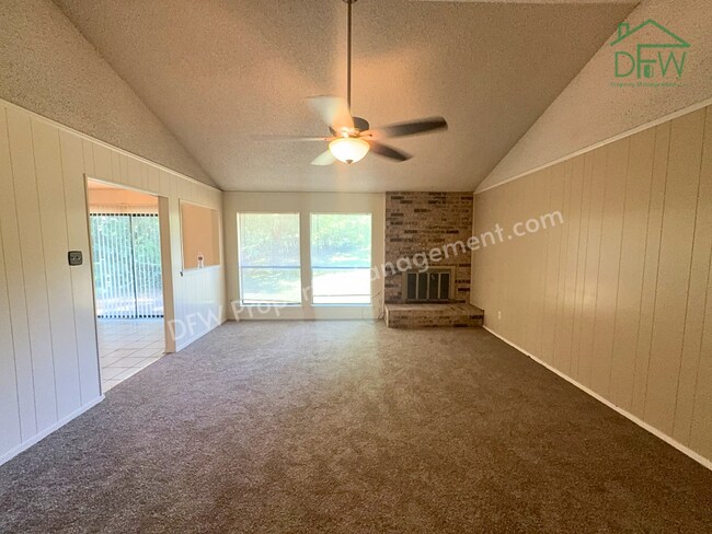 Foto del edificio - Spacious 3-Bedroom Home for Lease with Large Fenced Backyard in Quiet Benbrook Neighborhood