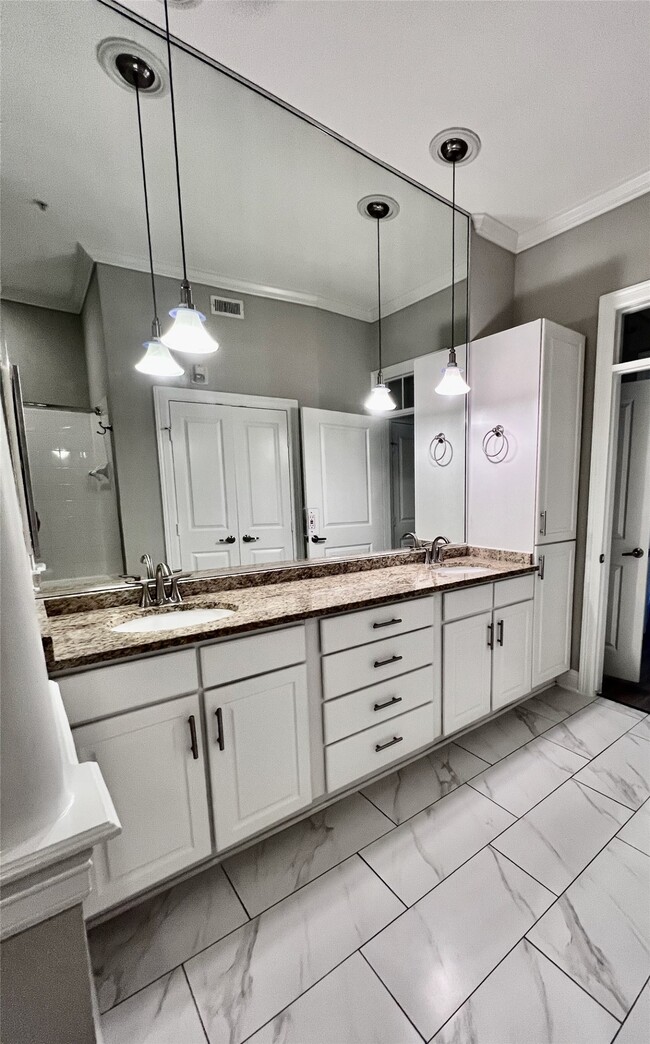 Building Photo - 5353 Memorial Dr