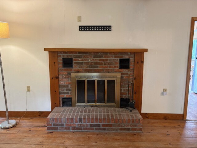 Foto del edificio - Hardwood floors and beautiful back yard in...