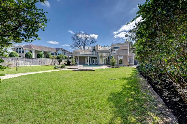 Foto del edificio - 5304 Braeburn Dr