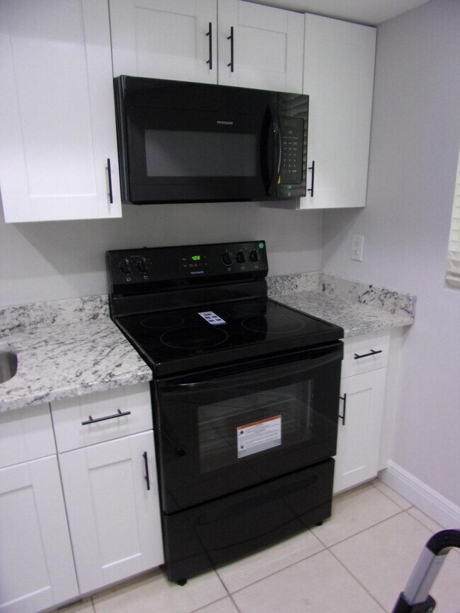 Building Photo - 1505 SE Royal Green Cir
